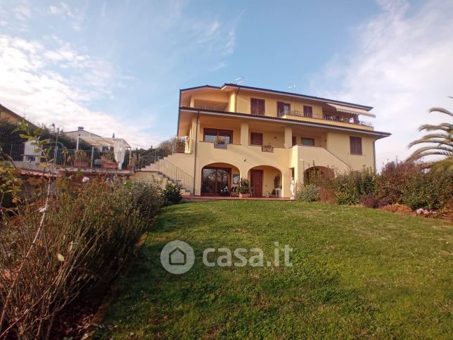 Casa bi/trifamiliare in residenziale in Via Aldo Moro