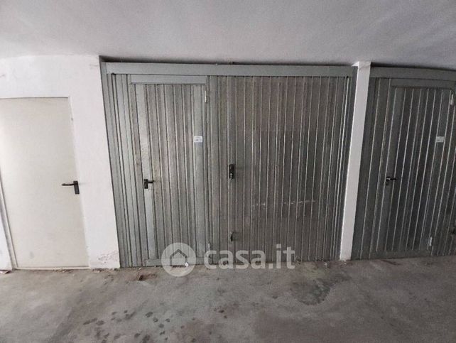 Box/posto auto in residenziale in Via Giacomo Filippo Maria Prosperi 33