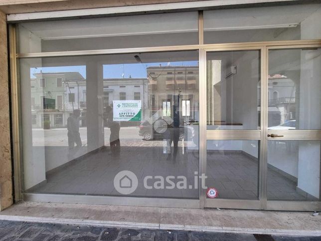 Ufficio in commerciale in Via Enrico Ferri 38