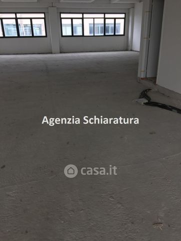 Capannone in commerciale in 