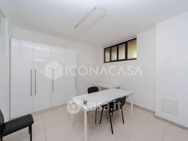 Ufficio in commerciale in Via Matteo da Campione 11