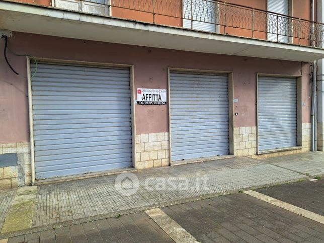 Negozio/locale commerciale in commerciale in Piazza Galileo Galilei