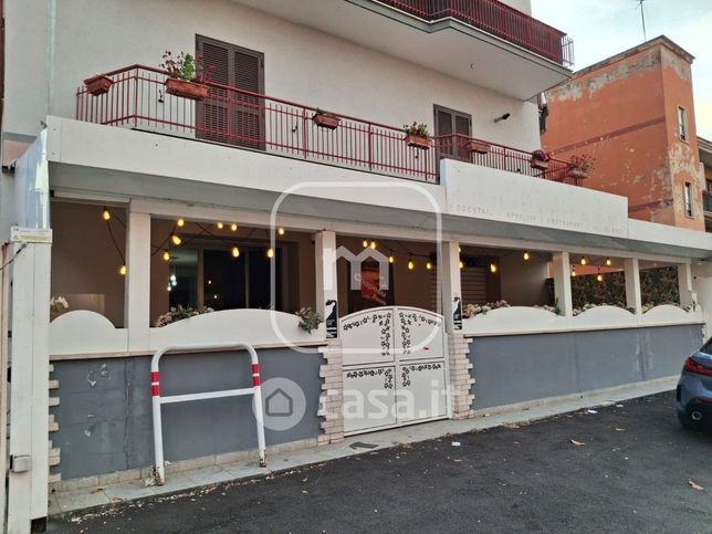 Negozio/locale commerciale in commerciale in Via di Fontana Candida 48