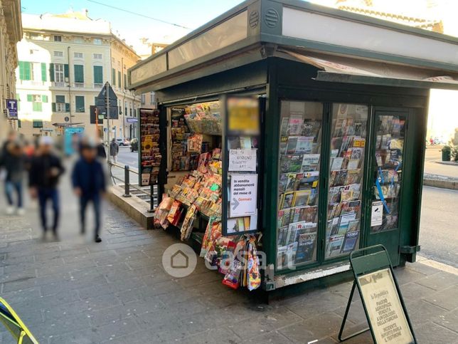 Negozio/locale commerciale in commerciale in Piazza della Nunziata 3