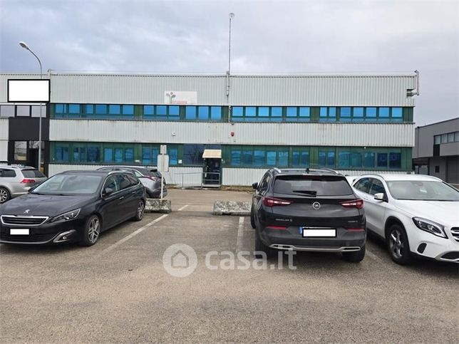 Capannone in commerciale in Via L. Perale 2 -82