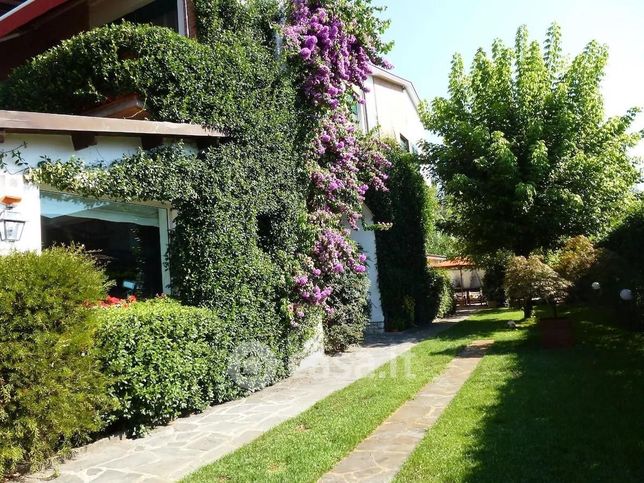 Villa in residenziale in Via Monte Pania