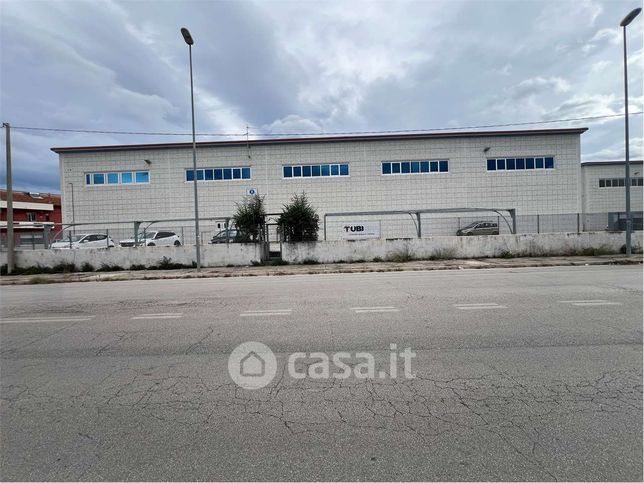 Capannone in commerciale in 