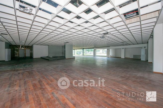 Capannone in commerciale in Via Carlo Botta