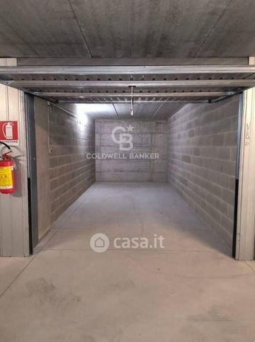 Box/posto auto in residenziale in Lungolago Cesare Battisti