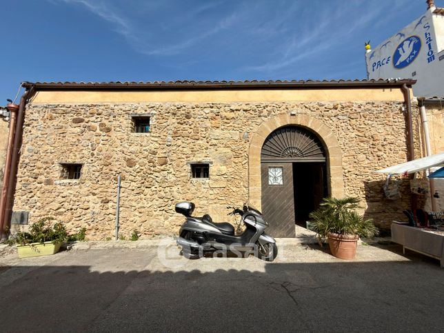 Negozio/locale commerciale in commerciale in Via Montegrappa 3