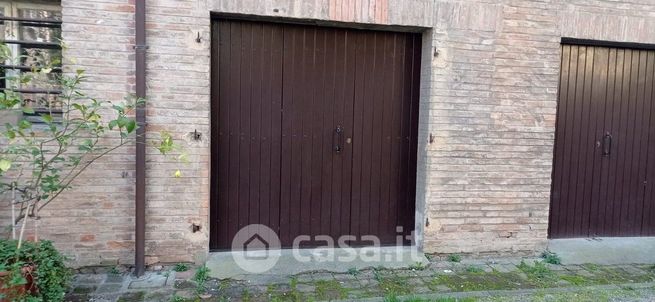 Box/posto auto in residenziale in Via Armari