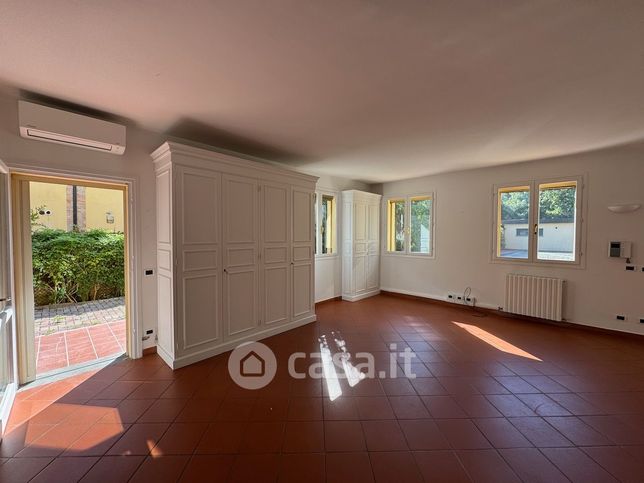 Casa bi/trifamiliare in residenziale in Via Nuova Estense