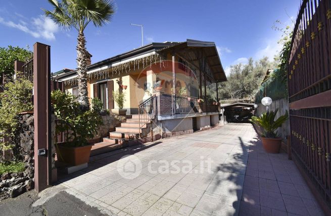 Villa in residenziale in Via dei Gelsomini 35
