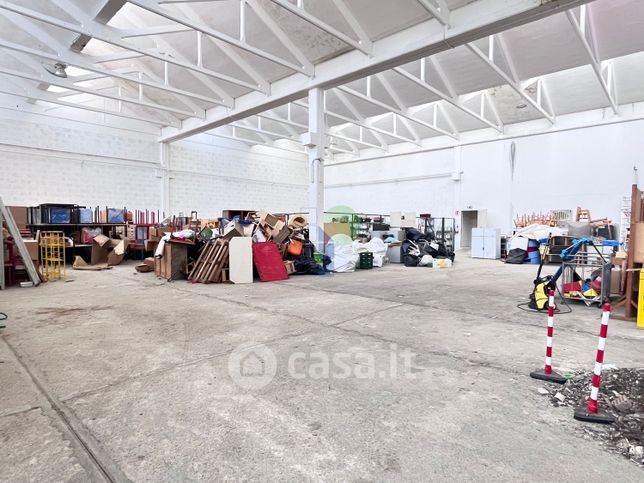 Capannone in commerciale in Via Grotta delle Fate 89