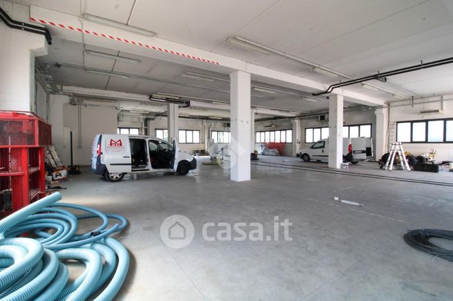 Capannone in commerciale in Via Cremona 4