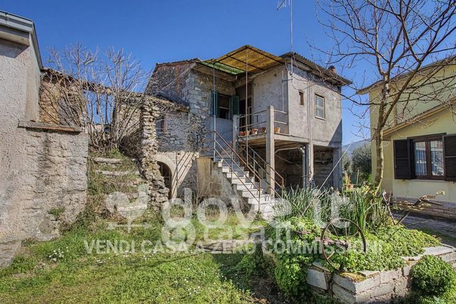 Casa indipendente in residenziale in Via Fontana Olente 6