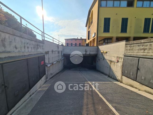 Garage/posto auto in residenziale in Contrada del Barbone 16