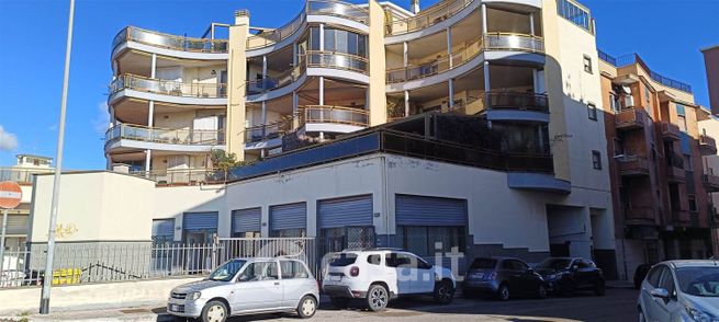 Ufficio in commerciale in Via Cadorna