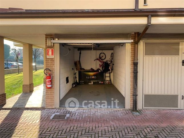 Garage/posto auto in residenziale in Via Michelangelo Buonarroti 8