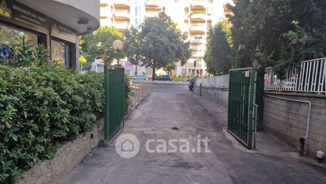 Box/posto auto in residenziale in Viale Isacco Newton
