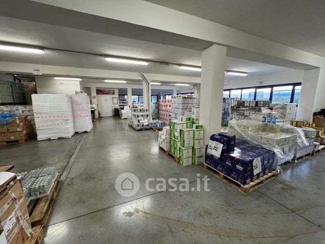 Capannone in commerciale in 