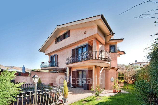 Casa bi/trifamiliare in residenziale in Via dei Ciclamini 25 b