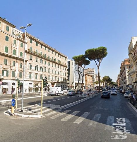 Negozio/locale commerciale in commerciale in Via Veio