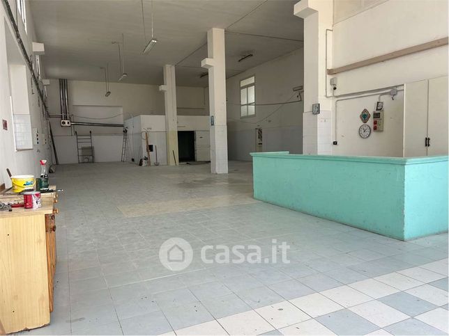 Capannone in commerciale in 