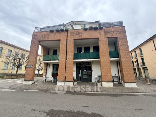 Negozio/locale commerciale in commerciale in Via Peuerbach