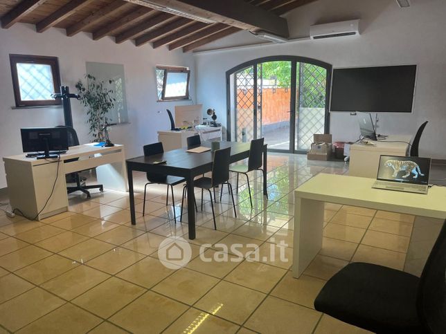 Ufficio in commerciale in Via Cassia 1284