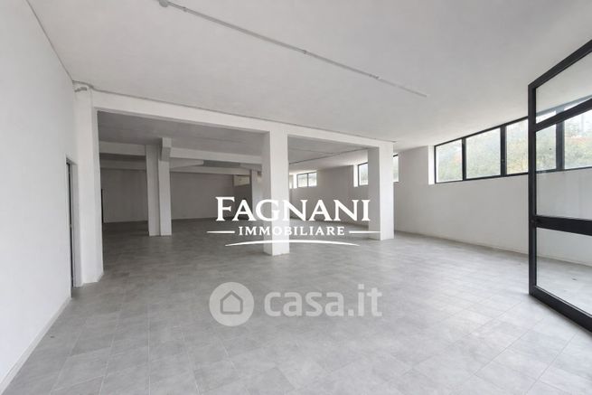 Negozio/locale commerciale in commerciale in Via Collina dei Pini