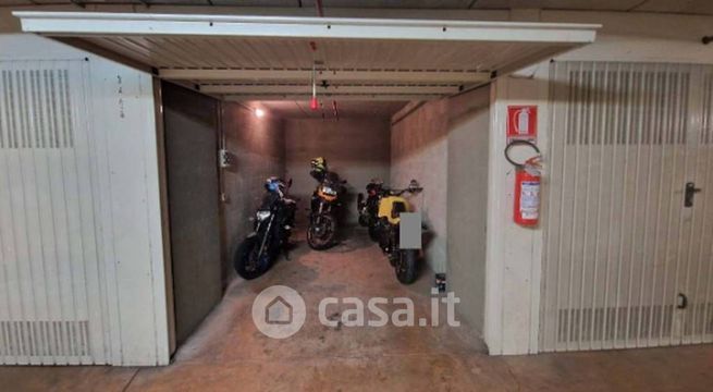 Box/posto auto in residenziale in Piazza Adriano 11 /E