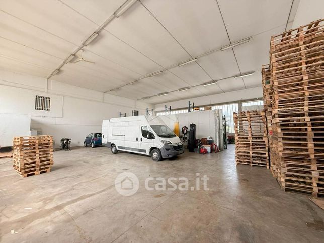 Capannone in commerciale in Via San Martino