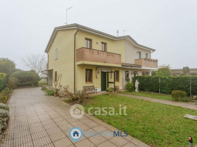 Casa bi/trifamiliare in residenziale in Via Moro Aldo 144