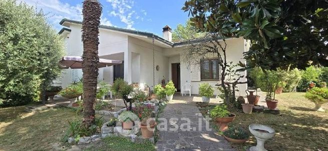 Villa in residenziale in Via dei Tavi 146