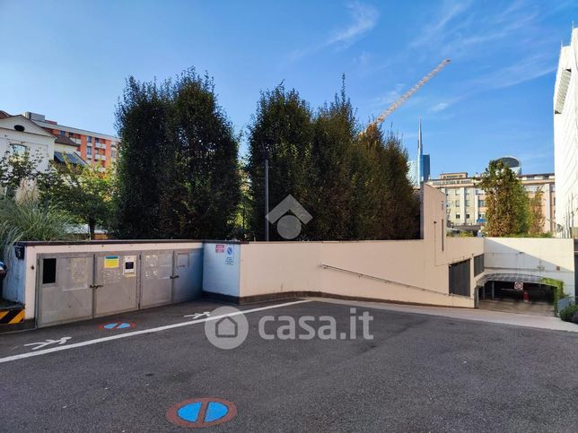 Garage/posto auto in residenziale in Via della Moscova 26