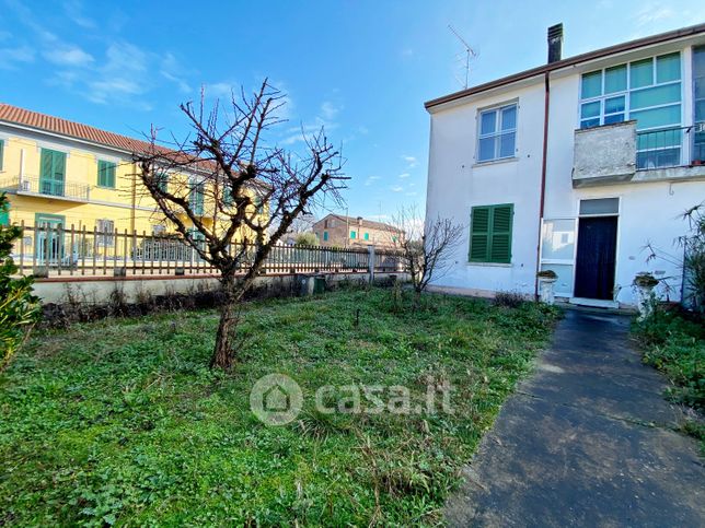 Casa indipendente in residenziale in Viale Libertà 1