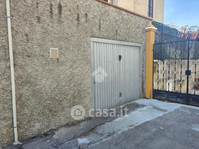 Garage/posto auto in residenziale in Via Calabria