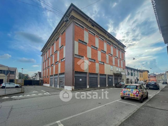 Capannone in commerciale in Via Emilio Caldara
