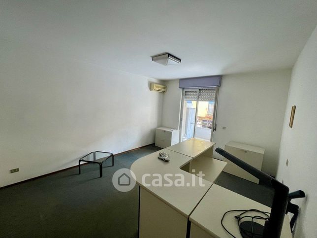 Ufficio in commerciale in Via Loreto