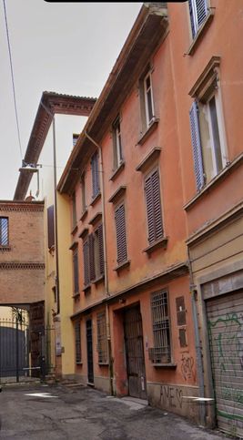 Garage/posto auto in residenziale in Via Parigi 18