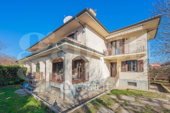 Villa in residenziale in Corso Alcide de Gasperi 53