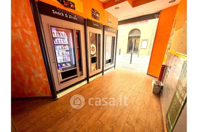 Attività/licenza (con o senza mura) in commerciale in Via Emilia 107