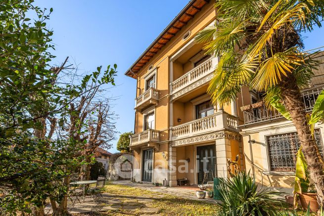 Villa in residenziale in Via Guido D'Arezzo 8