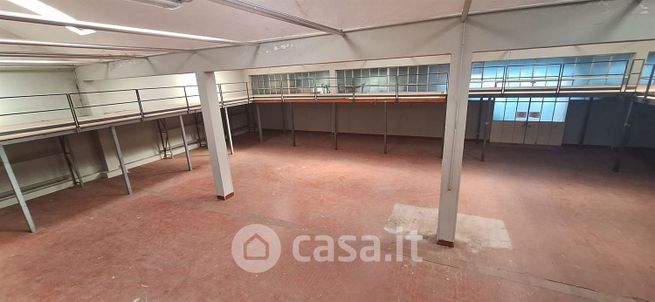 Capannone in commerciale in 