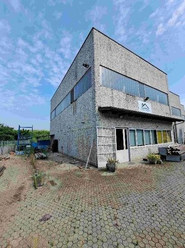 Capannone in commerciale in Via Alberelle 18