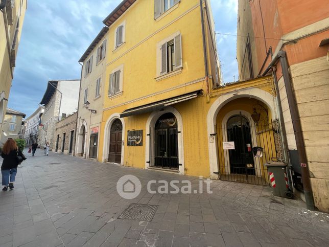 Negozio/locale commerciale in commerciale in Via Cavour