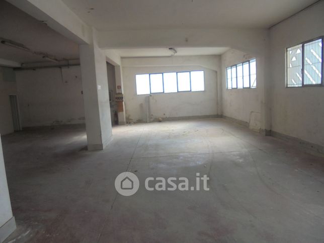 Capannone in commerciale in Via Achille Grandi