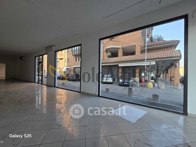 Negozio/locale commerciale in commerciale in Via Nino Tavoni