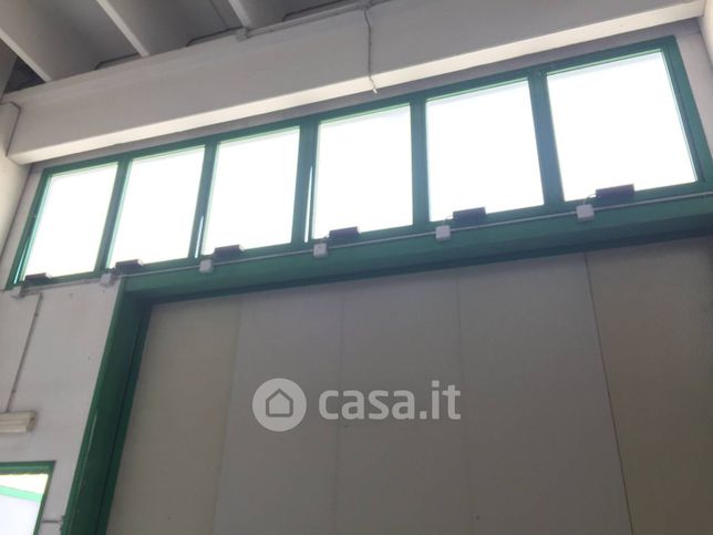 Capannone in commerciale in 